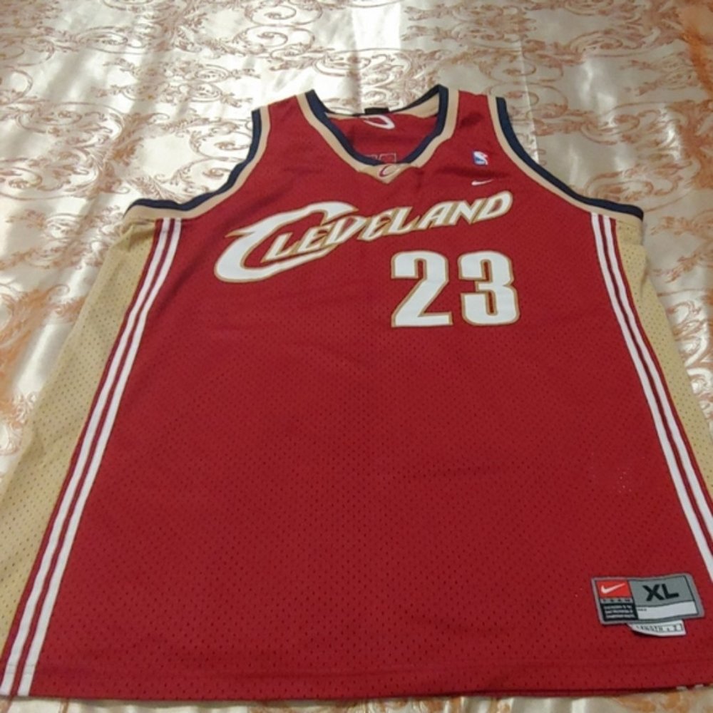LEBRON JAMES ROOKIE CAVALIERS JERSEY.